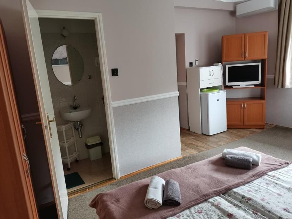 Emma Vendeghaz Hotel Balatonfured Ngoại thất bức ảnh